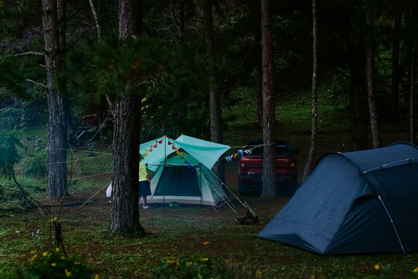 Locations saisonnières : avantages et inconvénients face au camping